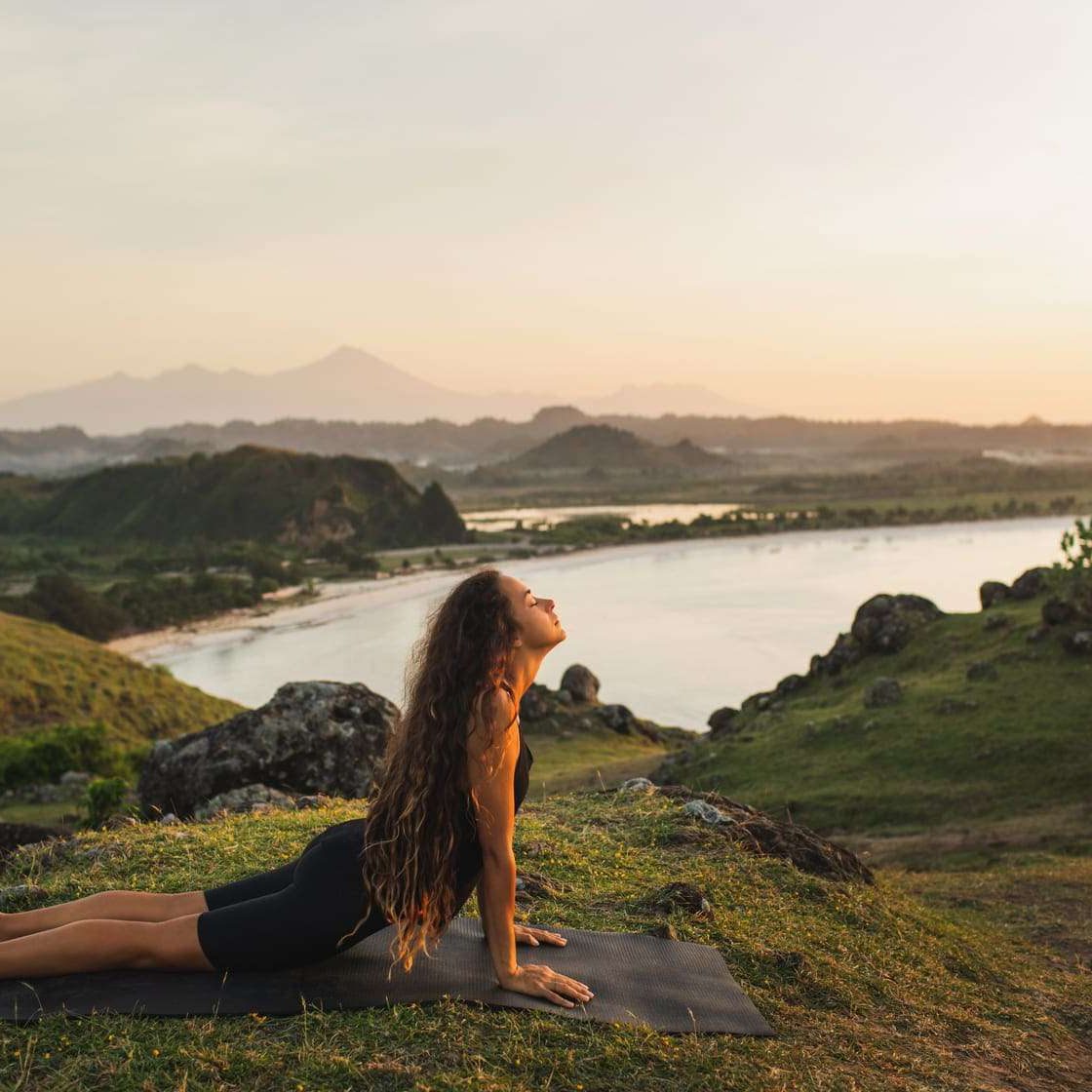 woman-training-outdoors-on-yoga-mat-at-sunrise-fe-2024-09-15-19-53-43-utc